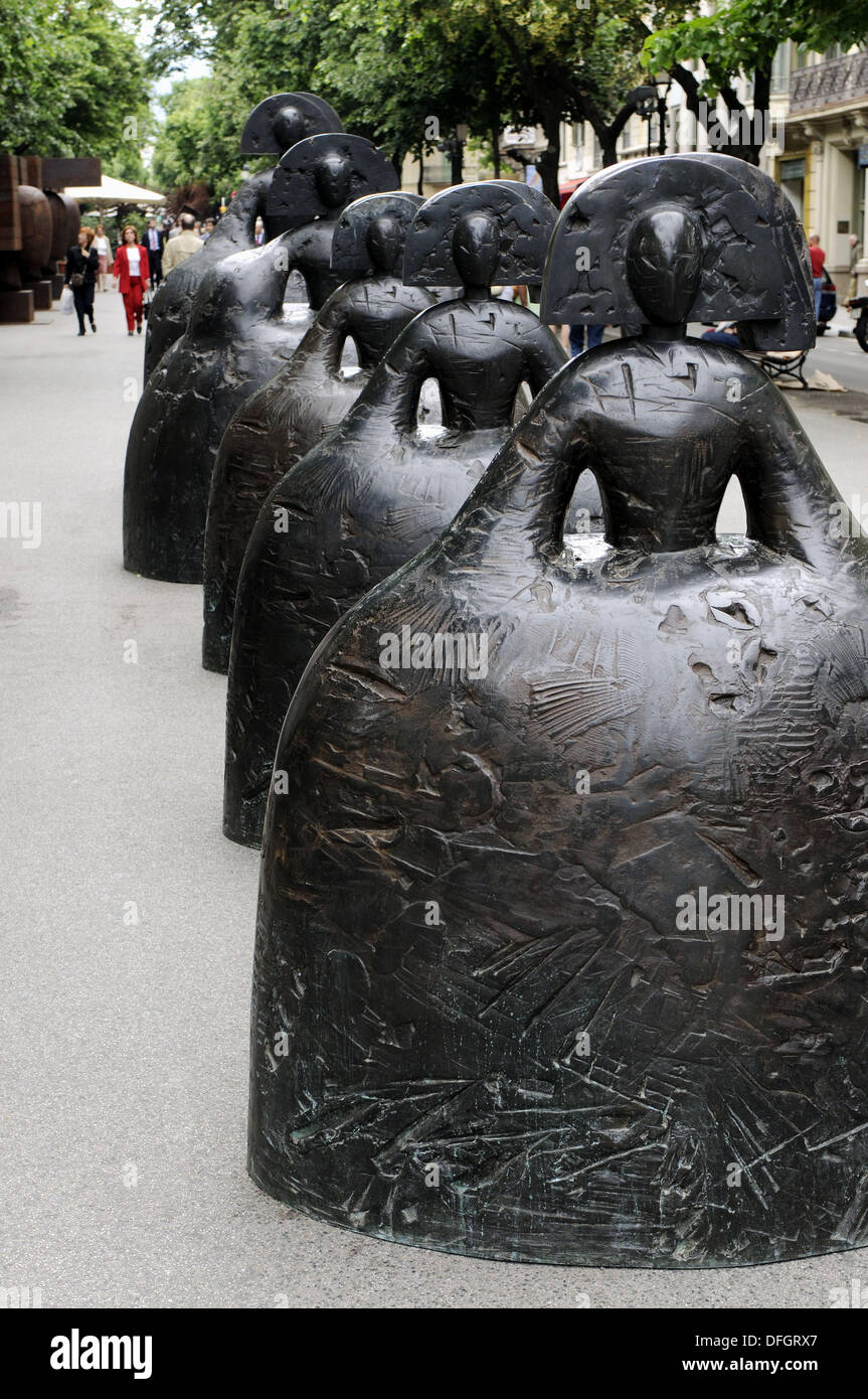 Las Meninas' sculture in bronzo di Manolo Valdes in Rambla de Catalunya di  Barcellona. La Catalogna, Spagna Foto stock - Alamy
