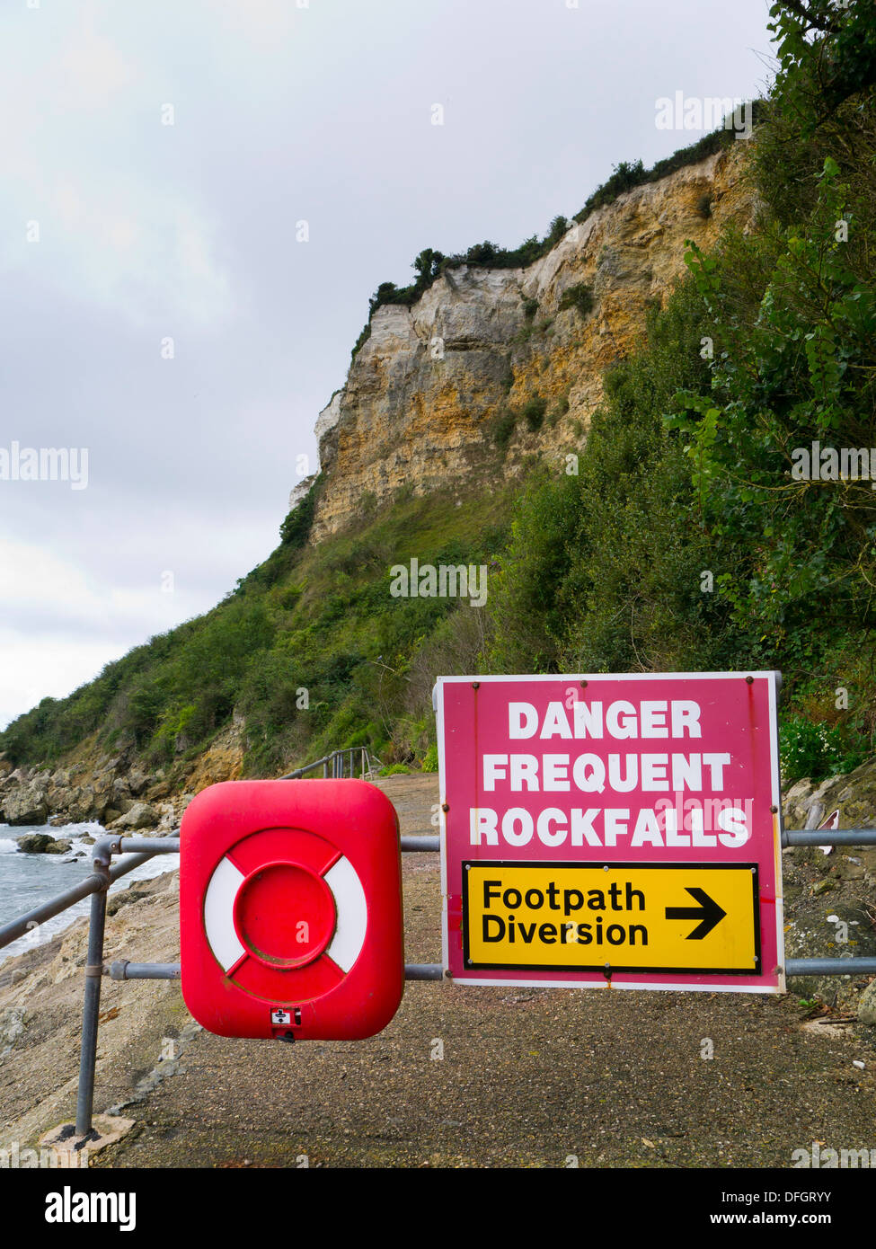 Erosione costiera segno su Jurassic Coast a Seaton Devon England Regno Unito Foto Stock