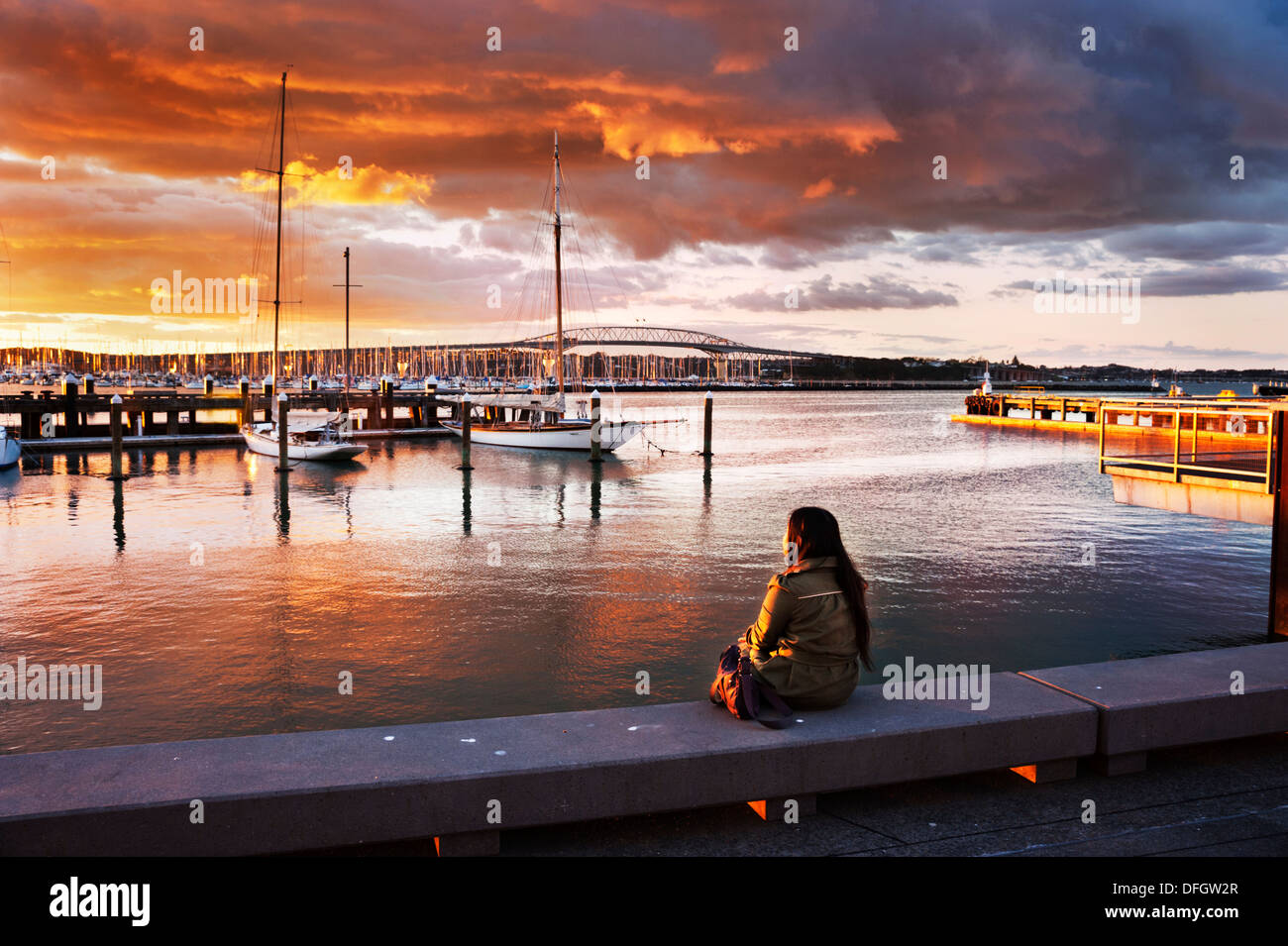 Tramonto sulla città di Auckland harbour waterfront, Wynyard trimestre, Nuova Zelanda Foto Stock