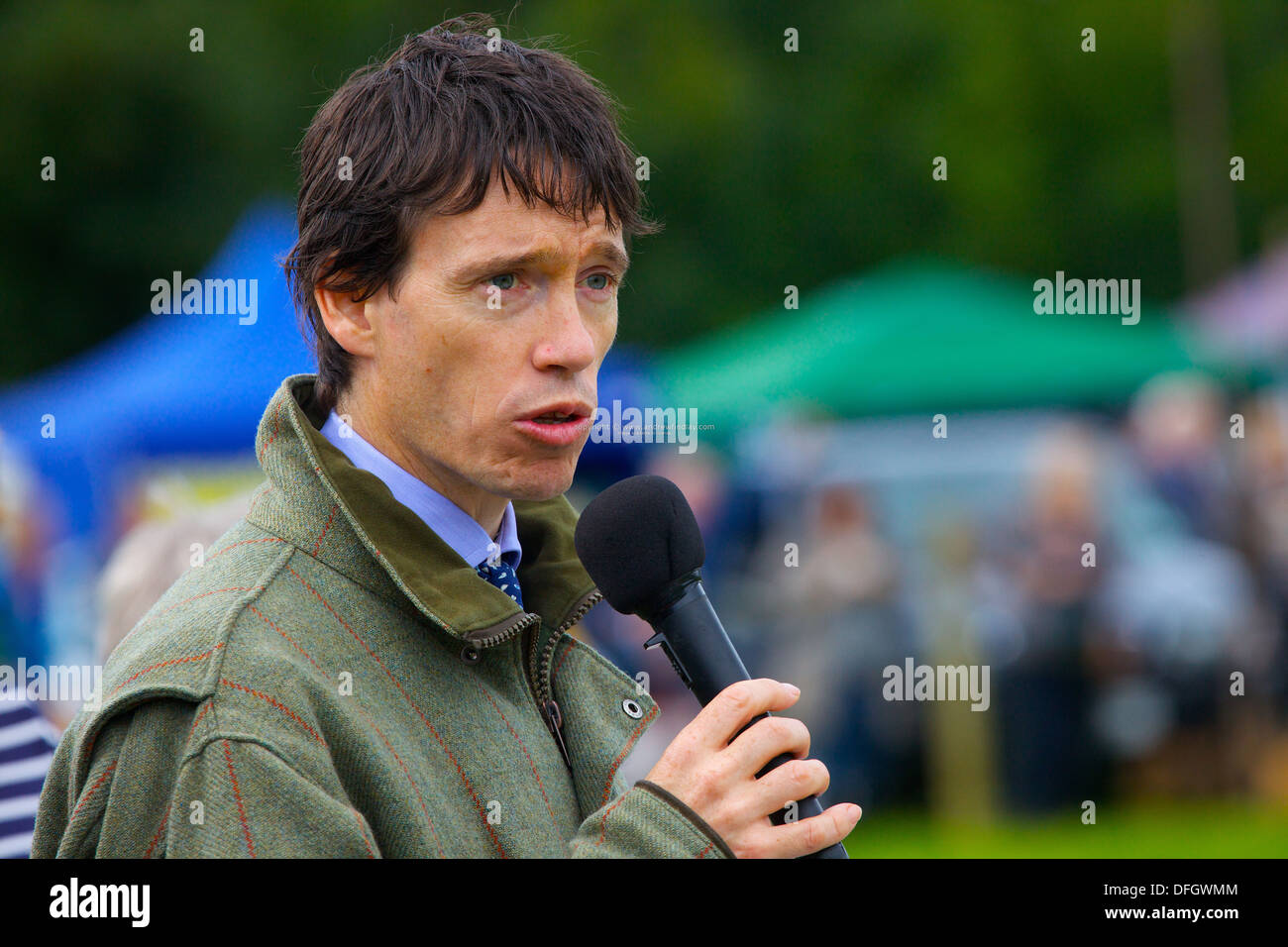 Rory Stewart membro conservatore del Parlamento per Penrith e il confine con un microfono Hesket Newmarket spettacolo agricolo. Foto Stock