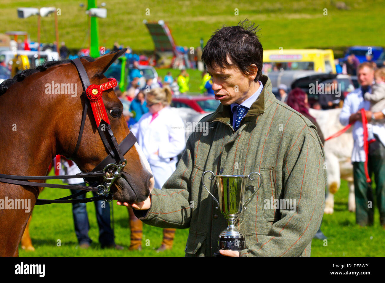 Rory Stewart membro conservatore del Parlamento per Penrith e la frontiera. Presentazione di tazza per un cavallo Hesket Newmarket Visualizza Foto Stock