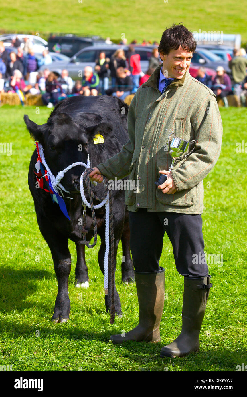 Rory Stewart membro conservatore del Parlamento per Penrith e la frontiera. Leader al cow tenendo una tazza a Hesket Newmarket Visualizza Foto Stock