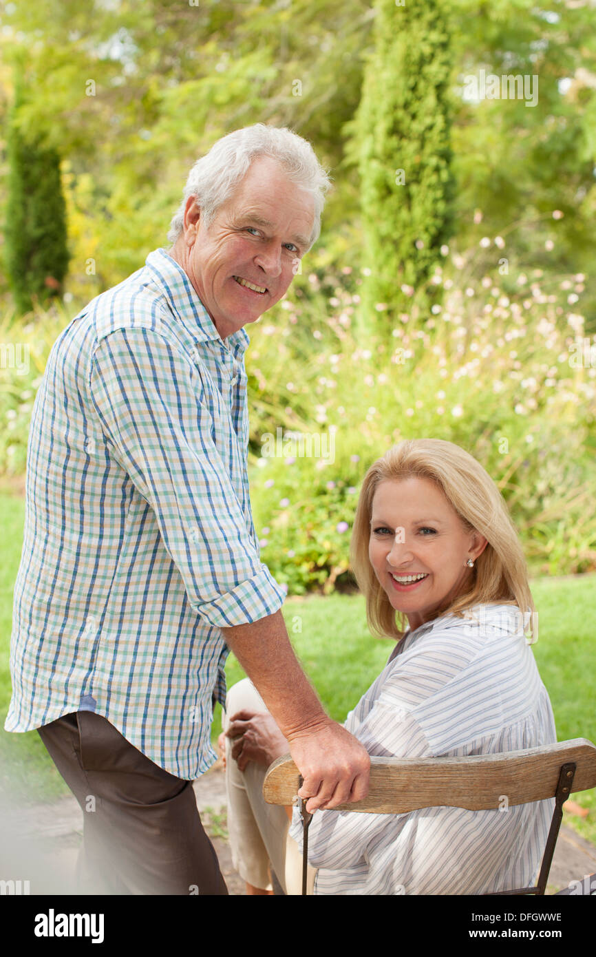 Ritratto di sorridente coppia senior in giardino Foto Stock