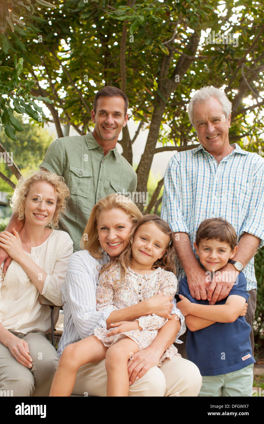 Ritratto di sorridere multi-famiglia di generazione Foto Stock