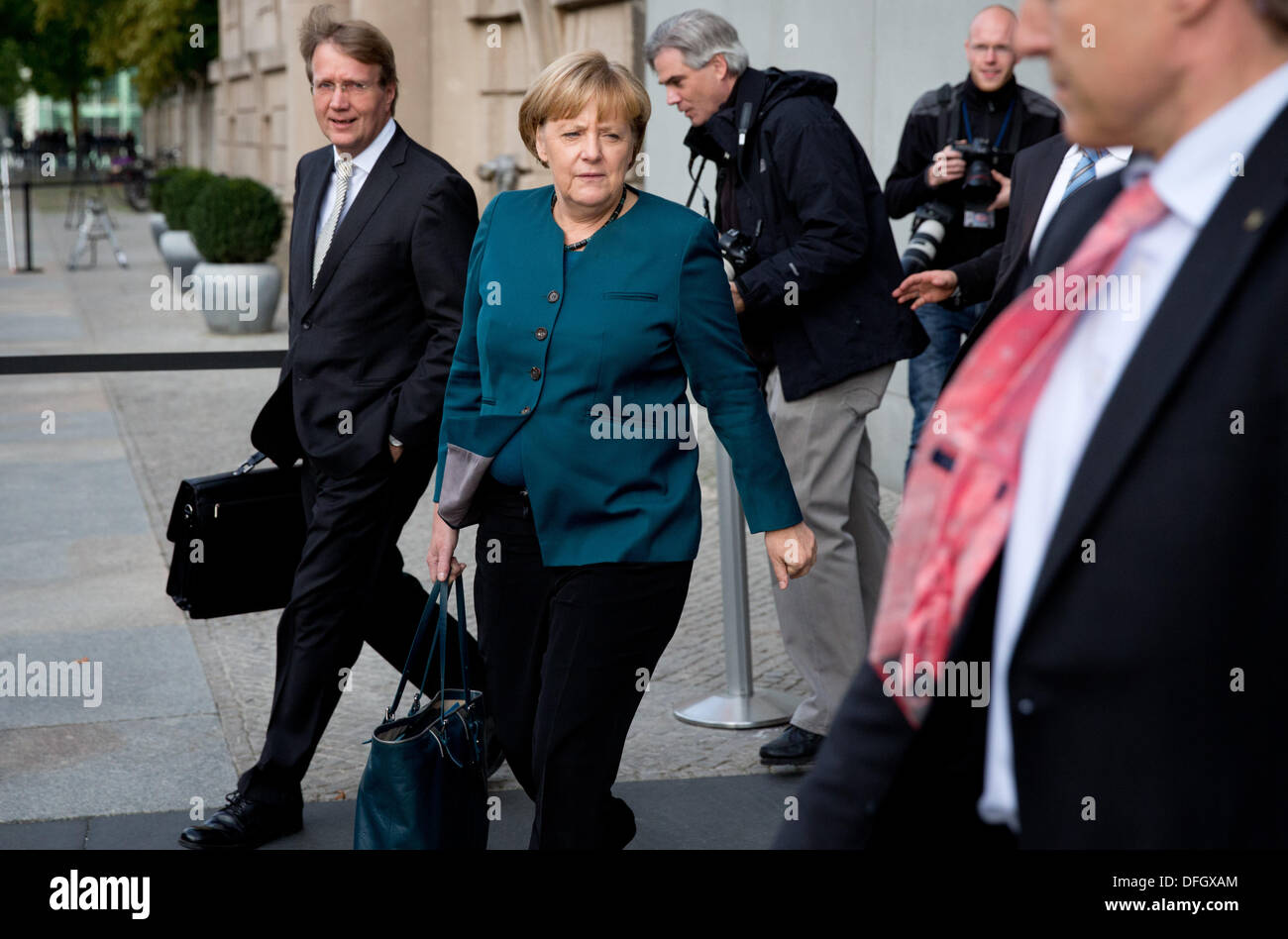 Berlino, Germania. 04 ott 2013. Il cancelliere tedesco Angela Merkel e cancelleria ministro Ronald Pofalla (L) della CDU lasciare i colloqui preliminari all'associazione parlamentare a Berlino, Germania, 04 ottobre 2013. CDU e SPD sono i colloqui per vedere se una grande coalizione è possibile. Foto: Kay Nietfeld/dpa/Alamy Live News Foto Stock