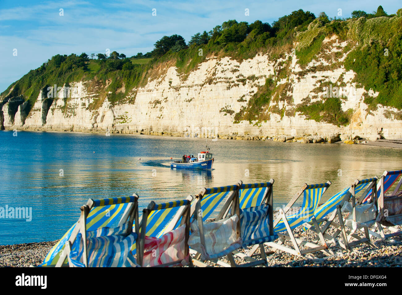 Barca da pesca in inizio di mattina di sole sul Jurassic Coast presso la birra Devon Foto Stock