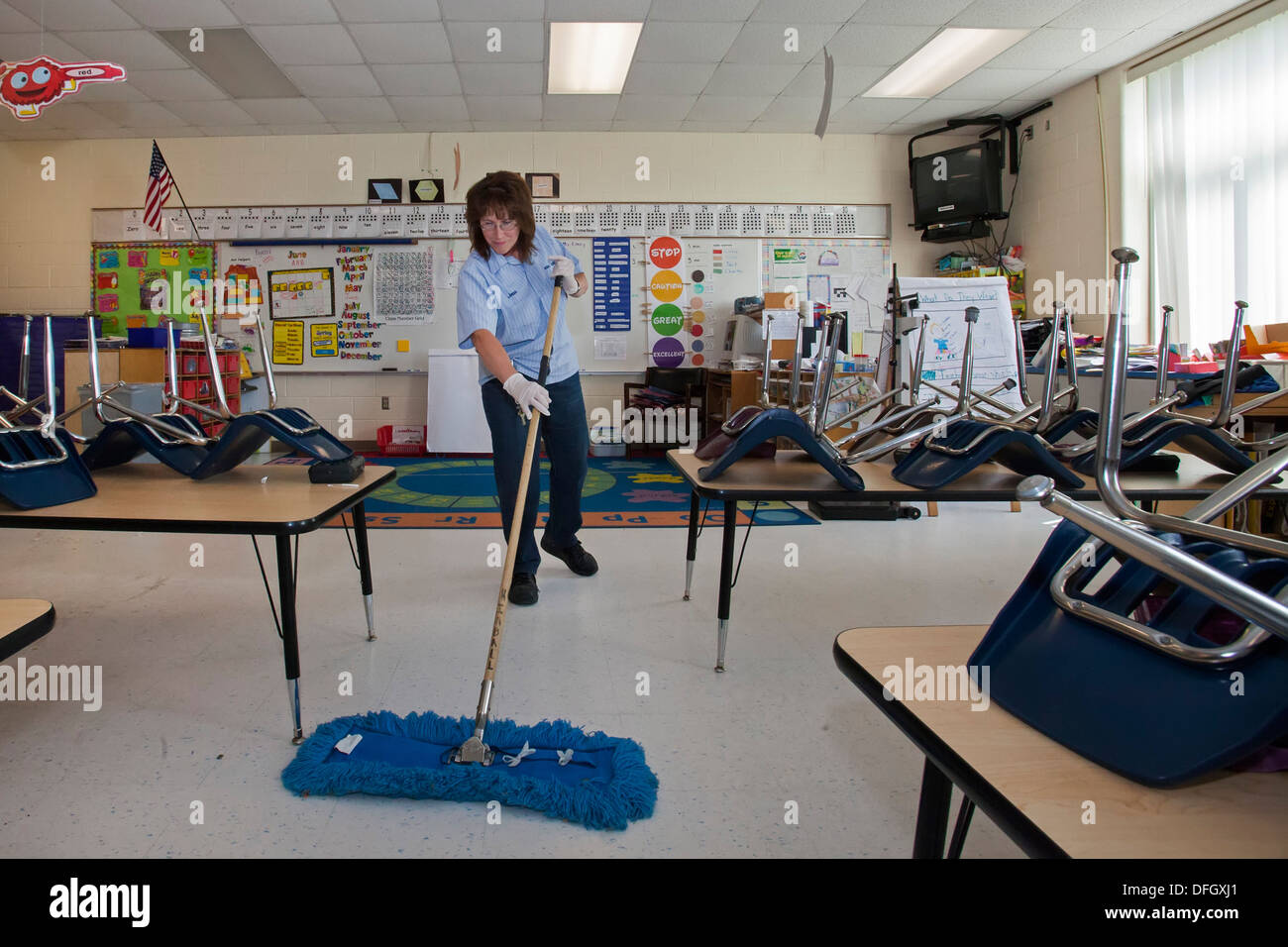 Scuola custode pulisce Classroom Foto Stock