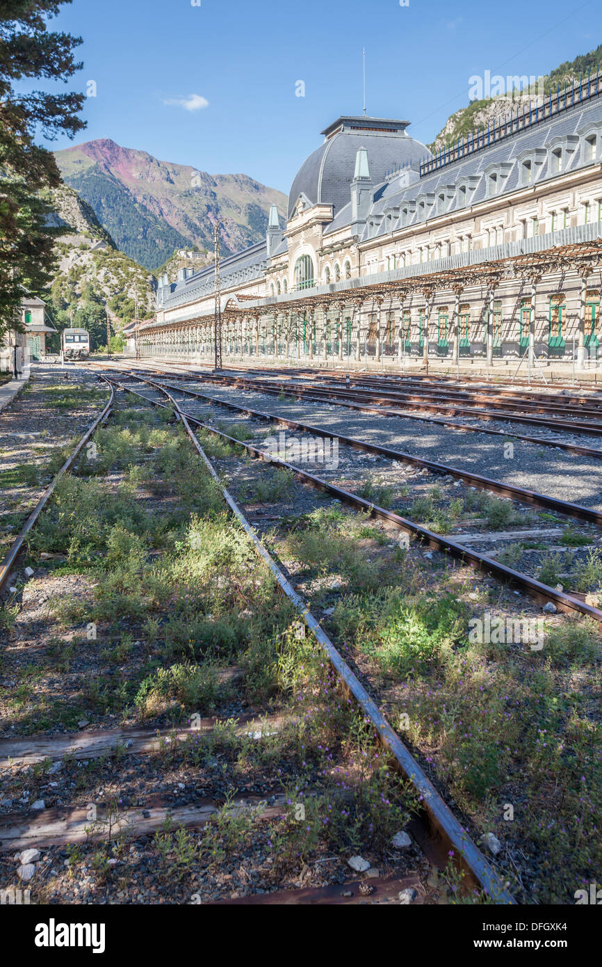 A Canfranc stazione ferroviaria internazionale nei Pirenei, a Canfranc, Huesca, Spagna Foto Stock