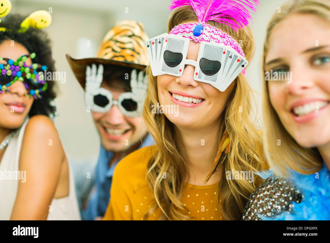 Amici indossando bicchieri decorativi a parte Foto Stock