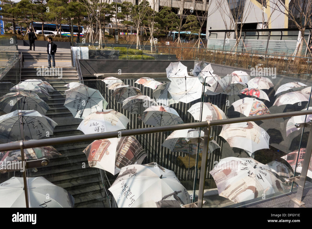 Installazione tecnica di ombrelli all ingresso della stazione della metropolitana di Seoul, Corea Foto Stock