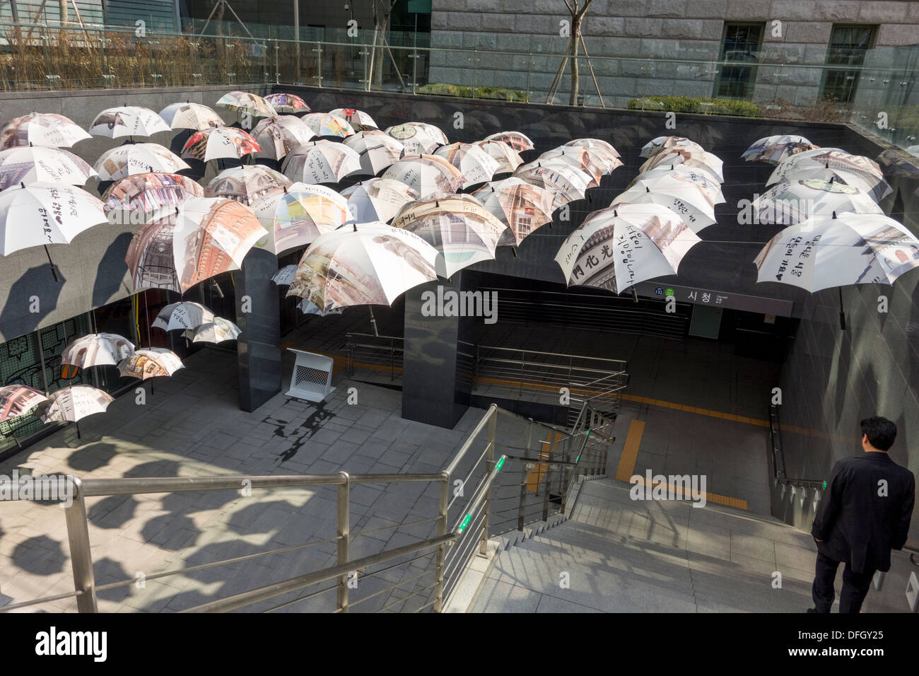 Installazione tecnica di ombrelli all ingresso della stazione della metropolitana di Seoul, Corea Foto Stock