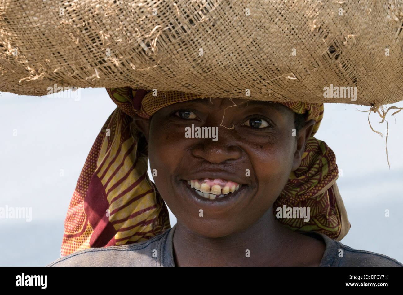Madre ruandese & country donna con merci di mercato equilibrato sul suo capo sulla strada tra Kigali & Ruhengeri centrale di Ruanda Foto Stock