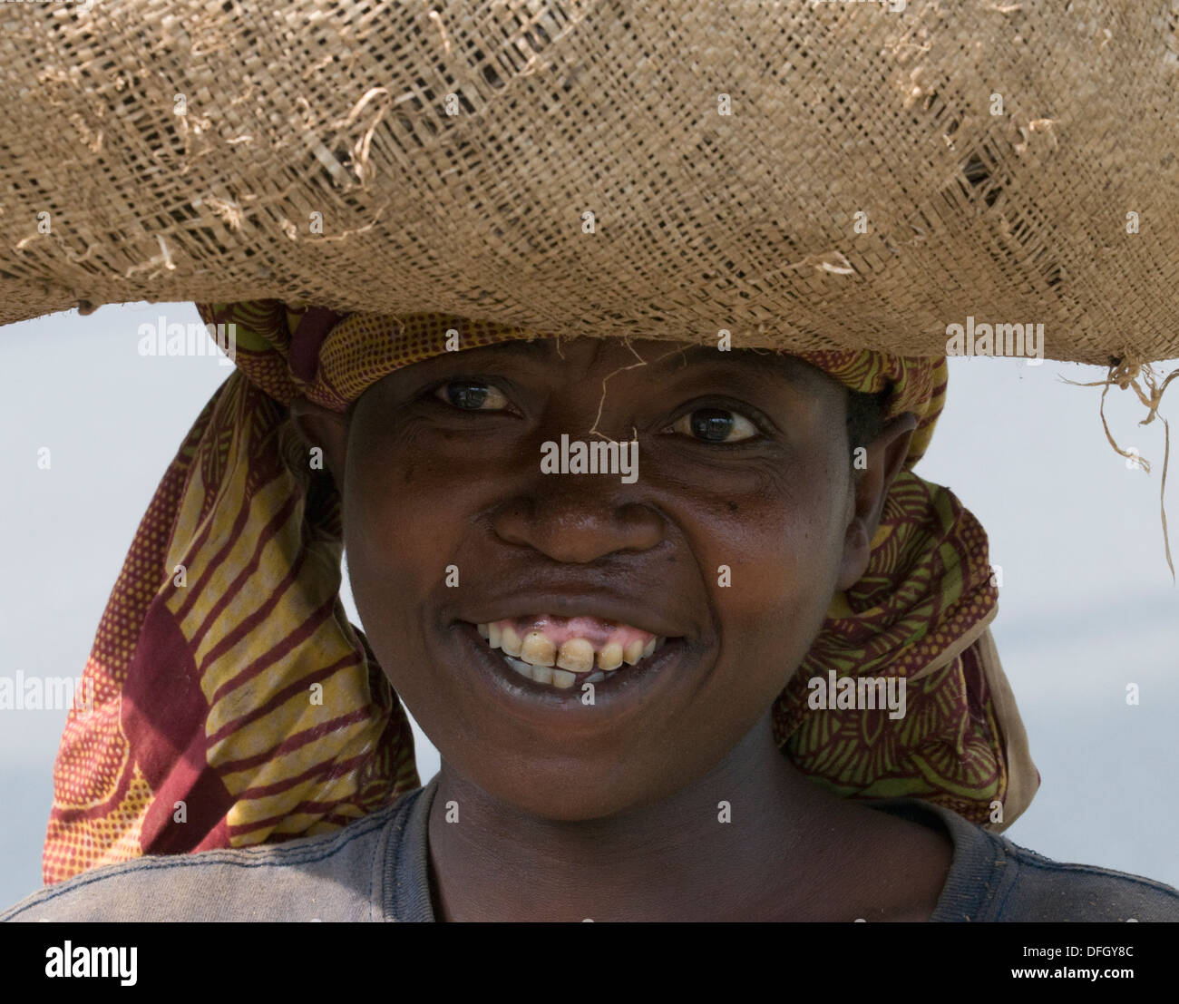 Madre ruandese & country donna con merci di mercato equilibrato sul suo capo sulla strada tra Kigali & Ruhengeri centrale di Ruanda Foto Stock
