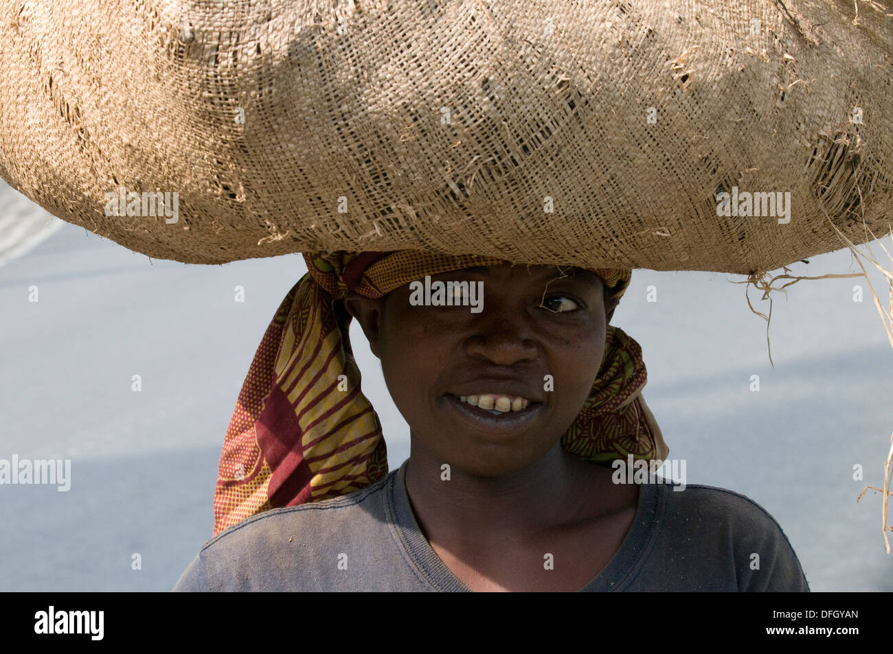 Madre ruandese & country donna con merci di mercato equilibrato sul suo capo sulla strada tra Kigali & Ruhengeri centrale di Ruanda Foto Stock