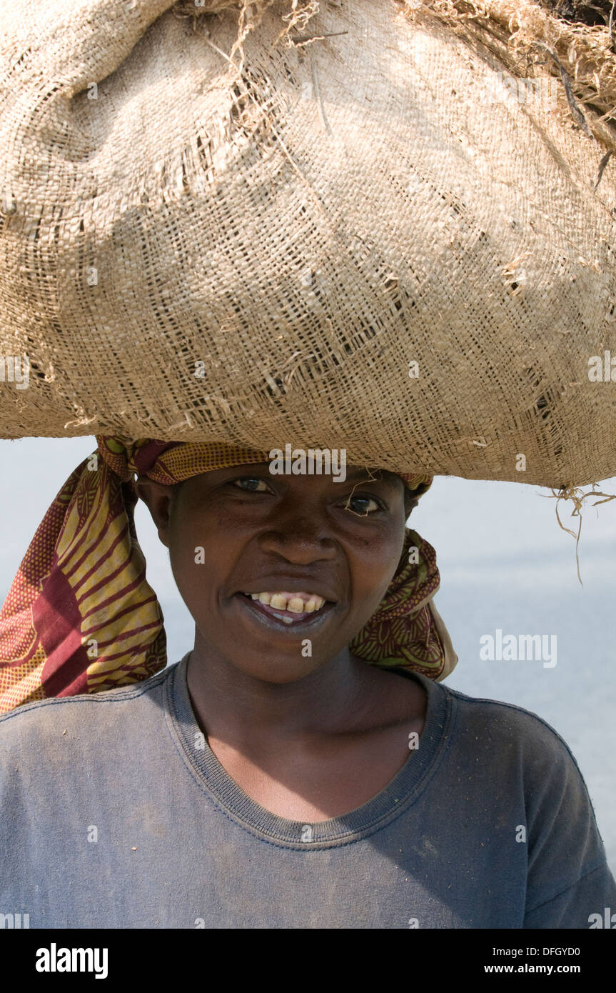 Madre ruandese & country donna con merci di mercato equilibrato sul suo capo sulla strada tra Kigali & Ruhengeri centrale di Ruanda Foto Stock