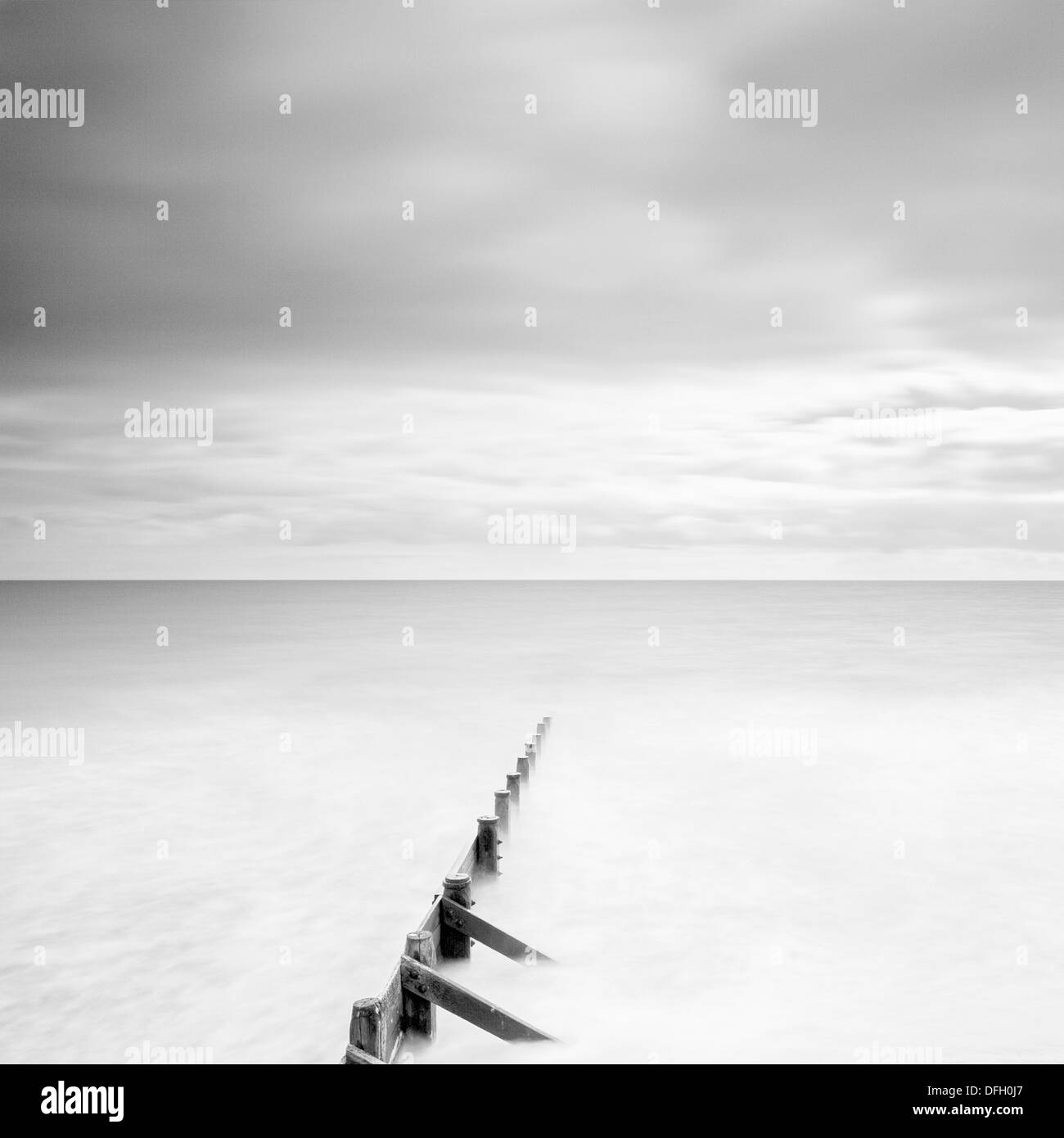 In bianco e nero in stile minimalista immagine del Mare del Nord a Frinton -on-Mare Foto Stock