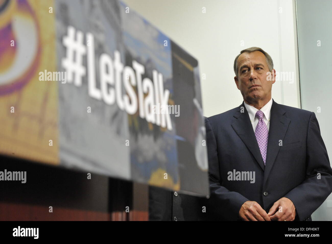 Washington, Distretto di Columbia, Stati Uniti d'America. 4° Ott, 2013. House Speaker John Boehner ascolta gli altri membri della casa parla di leadership dopo un incontro sul bilancio di impasse e incombente crisi del debito. I repubblicani ha introdotto il tag hash ''Parliamo di'' su un podio segno. Credito: Jay Mallin/ZUMAPRESS.com/Alamy Live News Foto Stock