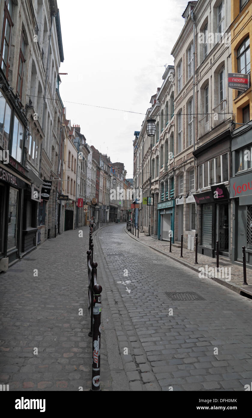 Vista guardando verso il basso Rue de la Clef, Vieux-Lille (piccola città vecchia), Lille, Nord-Pas-de-Calais, Nord, Francia. Foto Stock