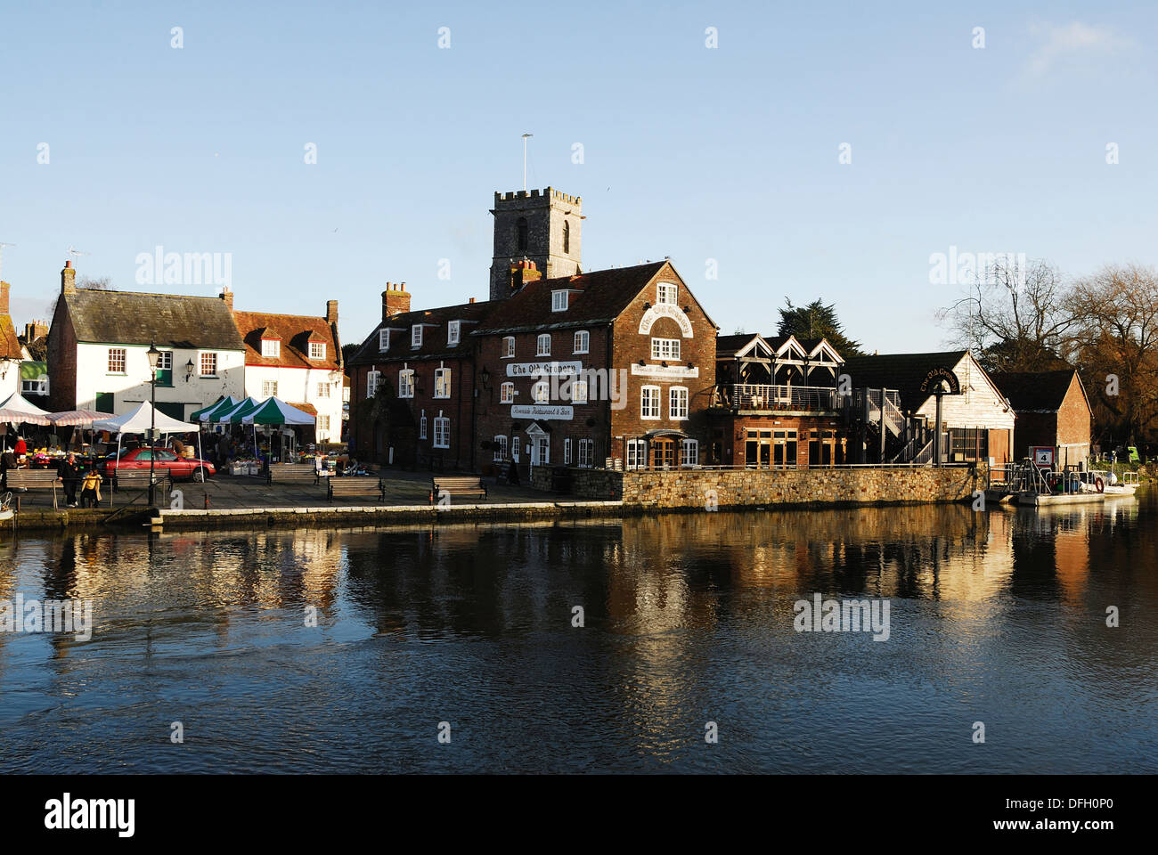 Una vista del molo a Wareham con il fiume Frome in primo piano Dorset Regno Unito Foto Stock