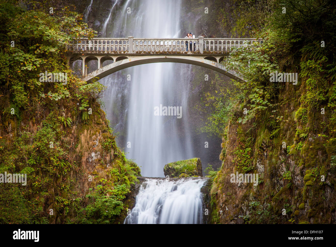 Giovane sulla passerella sotto cascate Multnomah, Columbia River Gorge, Oregon, Stati Uniti d'America Foto Stock