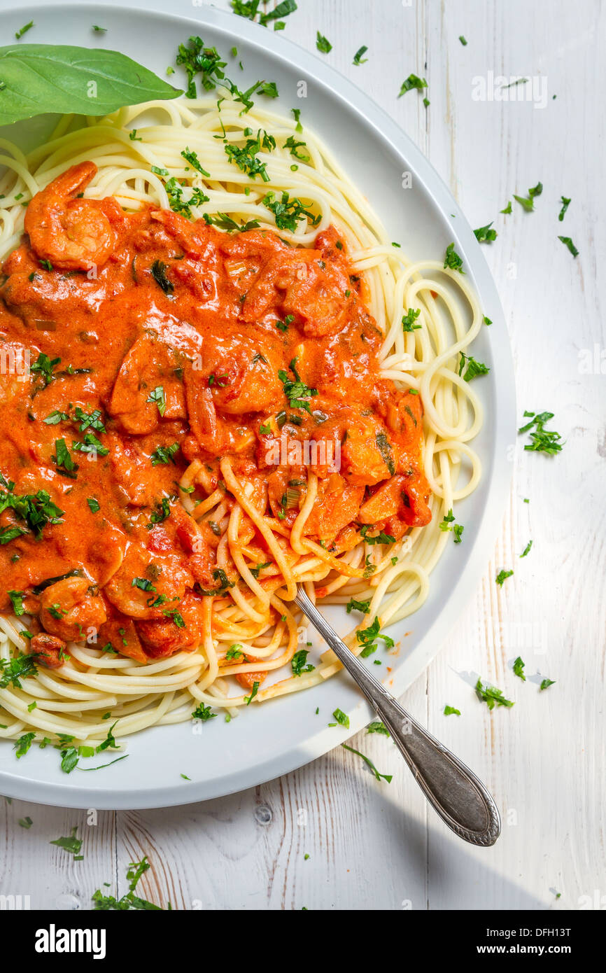 Primo piano di spaghetti freschi con gamberi e salsa di pomodoro Foto Stock
