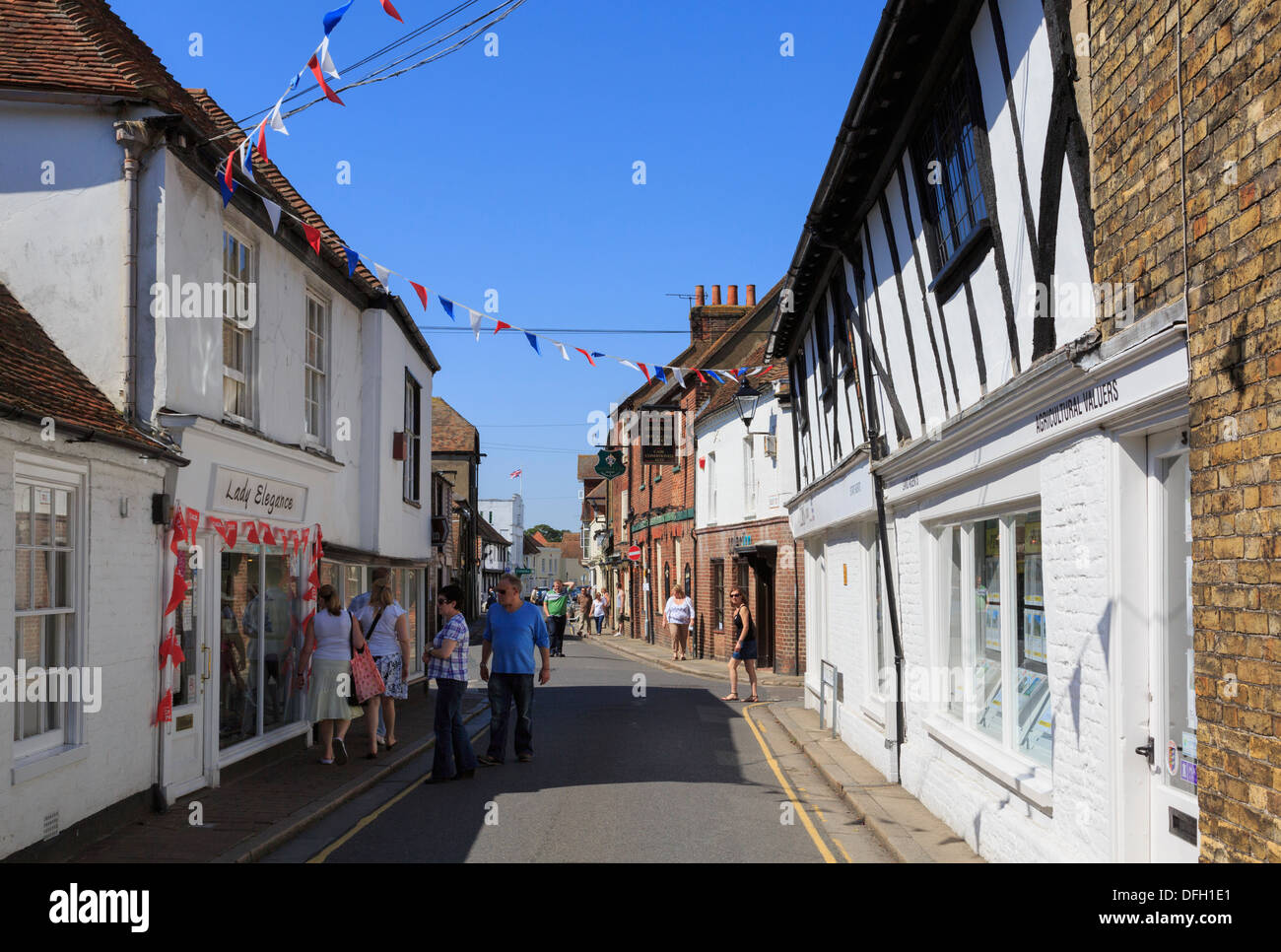 Scena in una stradina nel centro storico di cinque città portuale di Sandwich Kent, Inghilterra, Regno Unito, Gran Bretagna Foto Stock