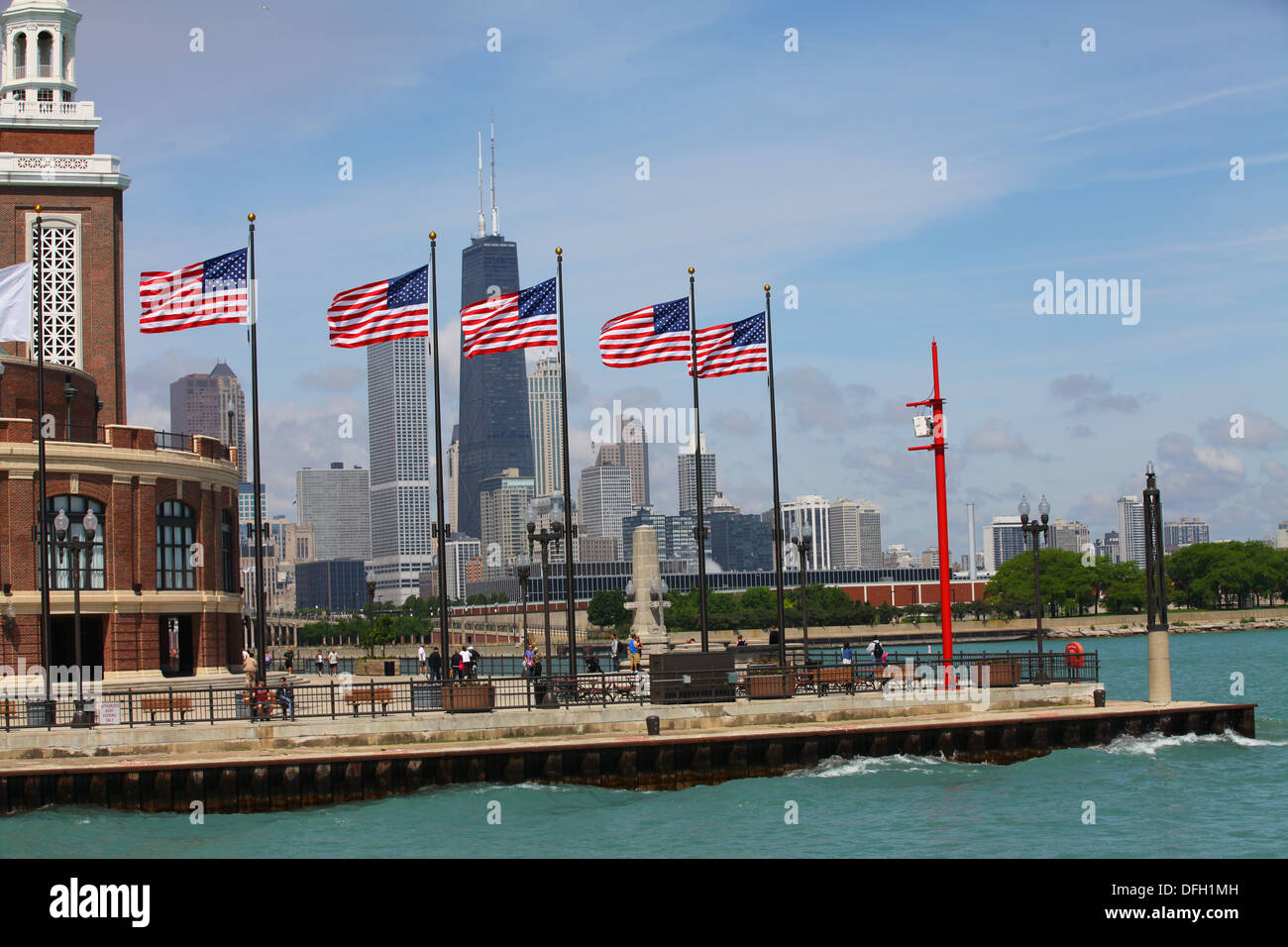 Chicago il Navy Pier con le bandiere di fronte vicino a North Shore che mostra John Hancock Center Foto Stock