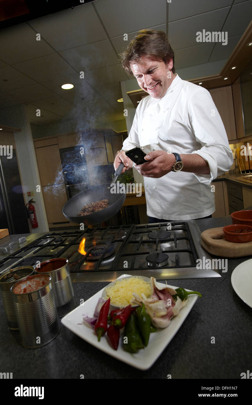 James Martin celebrity chef in cucina Foto Stock