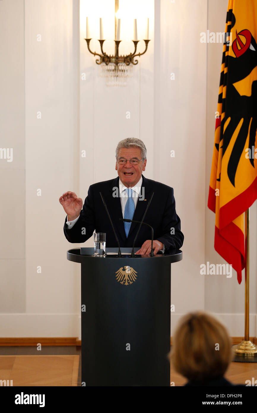 Berlino, Germania. Ottobre 4th, 2013. Discorso del Presidente tedesco Joachim Gauck alla cerimonia ufficiale dell'Ordine al Merito della Repubblica federale di Germania in occasione del Giorno dell'unità tedesca presso il Palazzo Bellevue a Berlino. / Picutre: Foto Stock