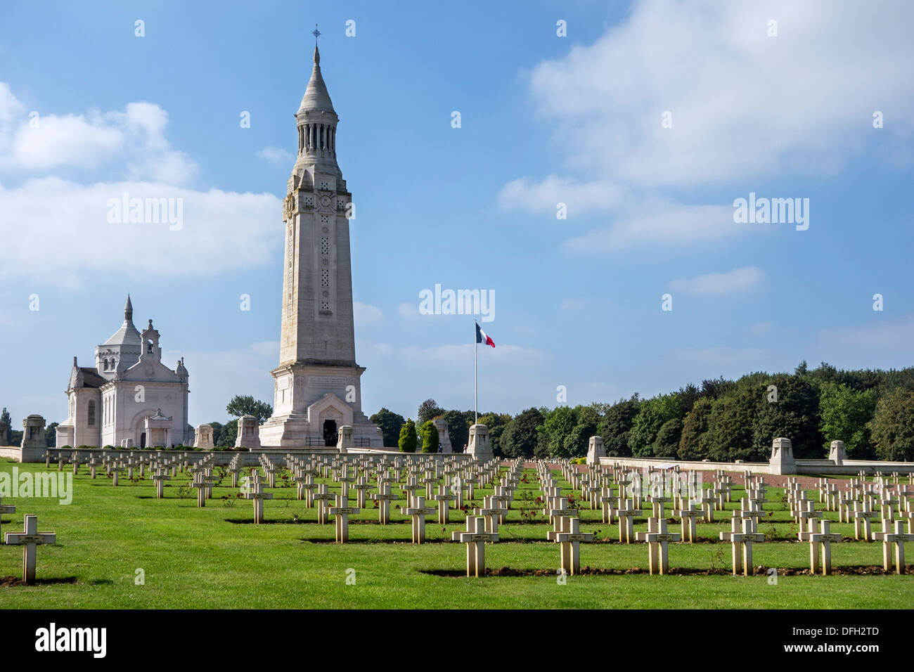 La torre della lanterna e la cappella di Notre-dame de Lorette / ablain-SAINT-NAZAIRE, la prima guerra mondiale uno francese cimitero militare, Francia Foto Stock La torre della lanterna e la cappella di Notre-dame de Lorette / ablain-SAINT-NAZAIRE, la prima guerra mondiale uno francese cimitero militare, Francia Foto Stock