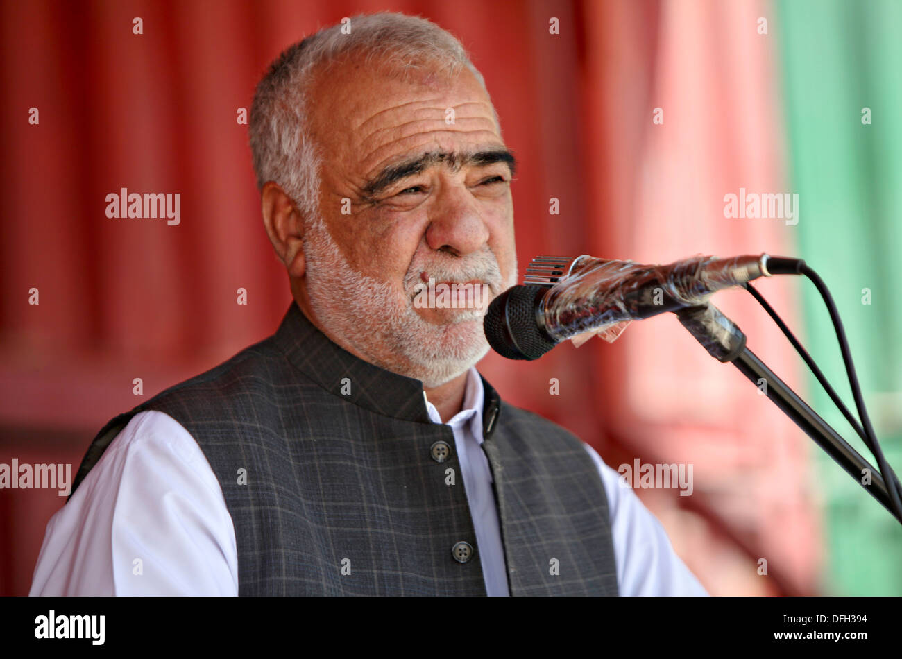 Provinciale di Helmand Gov. Naeem Baluch parla durante la cerimonia di apertura per il Corpo Regionale battaglia Scuola Agosto 26, 2013 a Camp Shorabak, provincia di Helmand, Afghanistan. Foto Stock