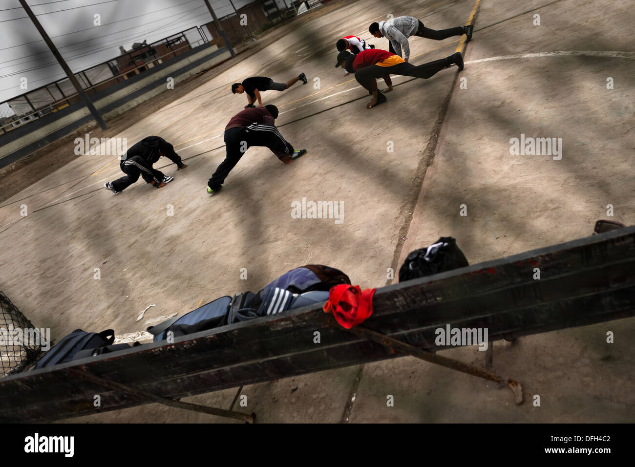 Giovani peruviani esercitare all'boxeo vmt boxing club in una palestra a cielo aperto in Lima, Perù. Foto Stock