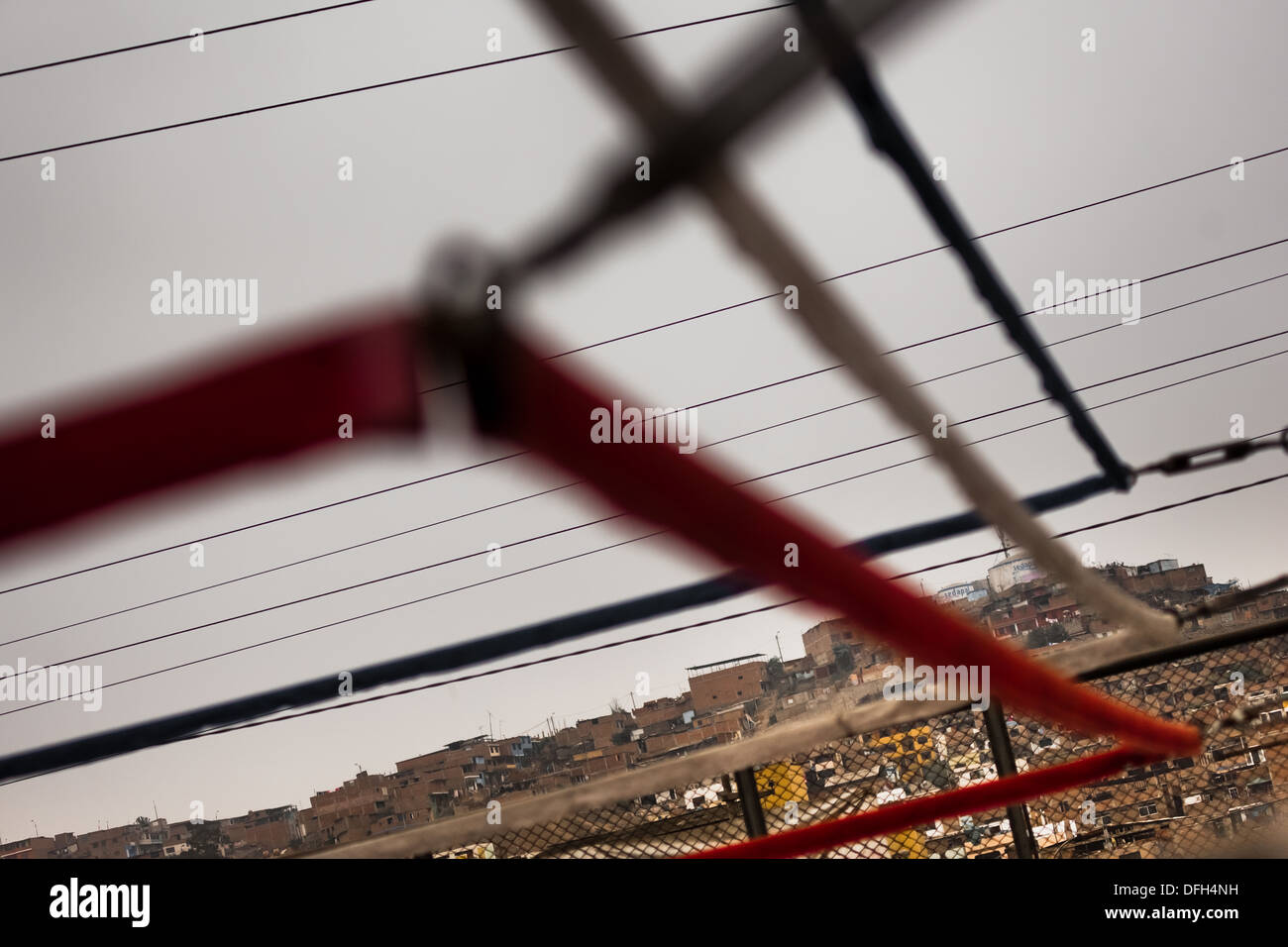 Pugilato ring corde visto contro l'orizzonte urbano al boxeo vmt boxing club in una palestra a cielo aperto in Lima, Perù. Foto Stock