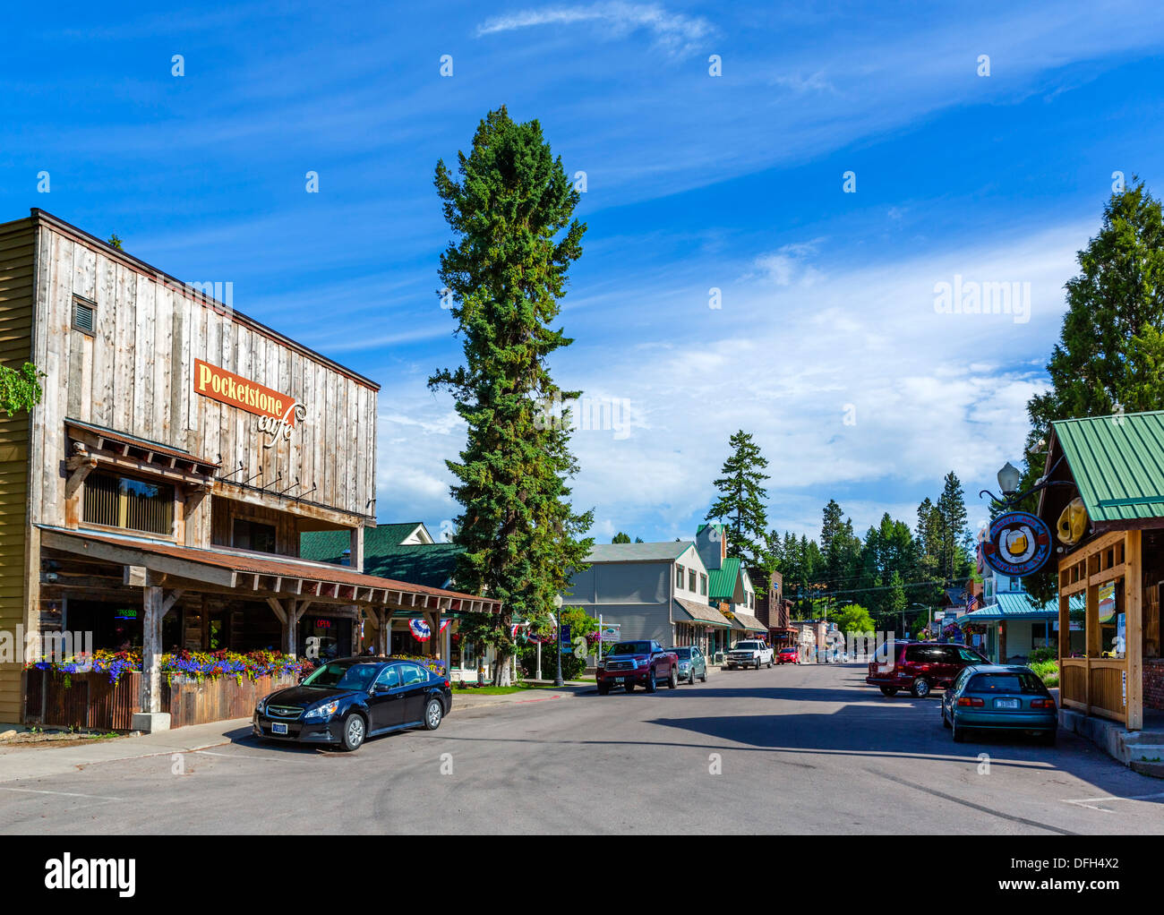 Main Street (elettrico Avenue) nel centro cittadino di Bigfork, Contea di Flathead, Montana, USA Foto Stock