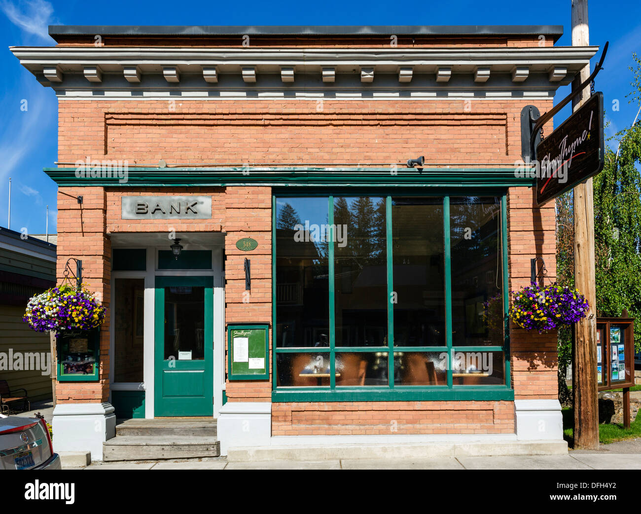 Un vecchio edificio di banca, ora un ristorante, su Main Street (Electric Avenue) nel centro di Bigfork, Flathead County, Montana, Stati Uniti Foto Stock
