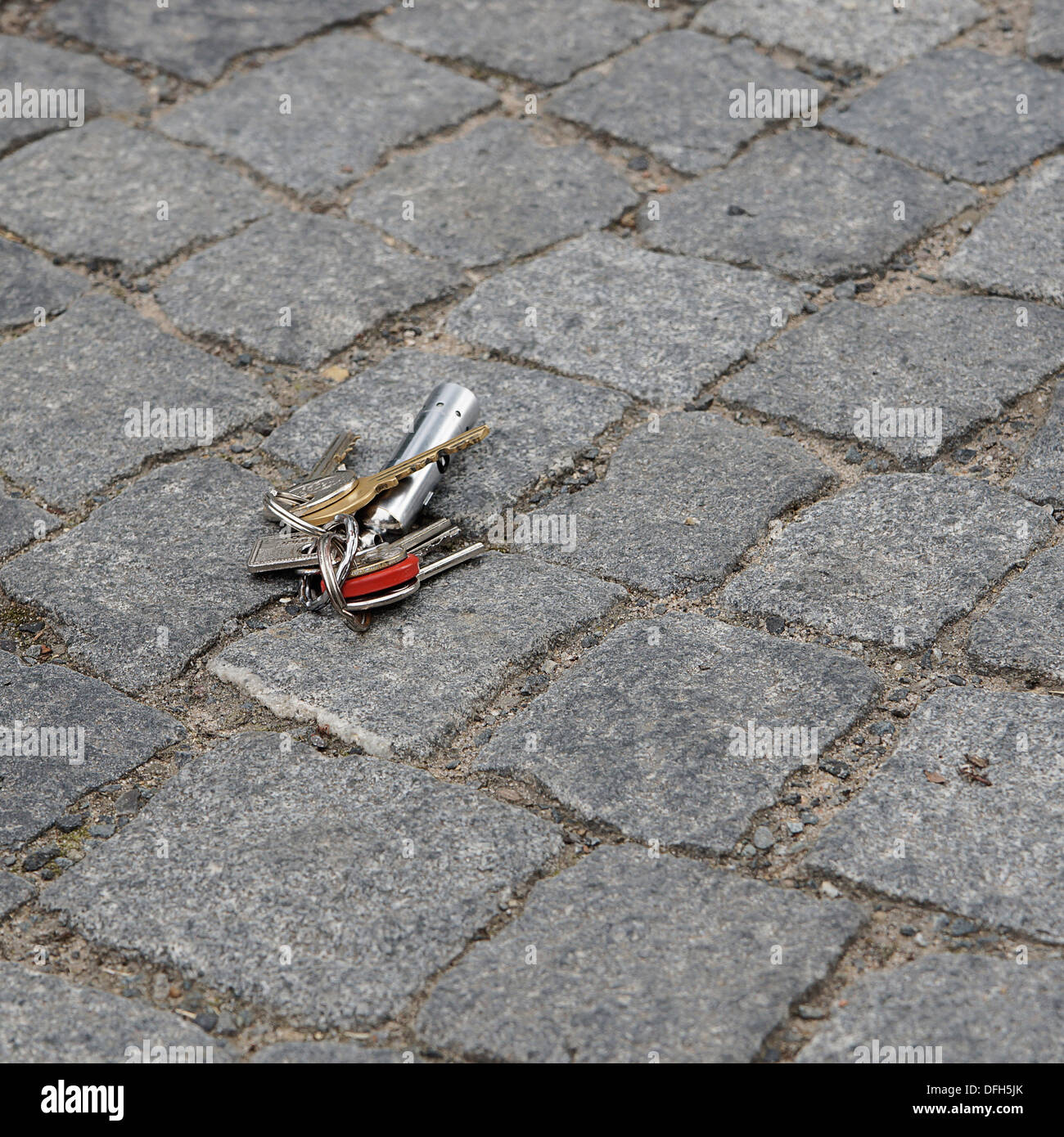 Perso il set di chiavi giacente a terra Foto Stock