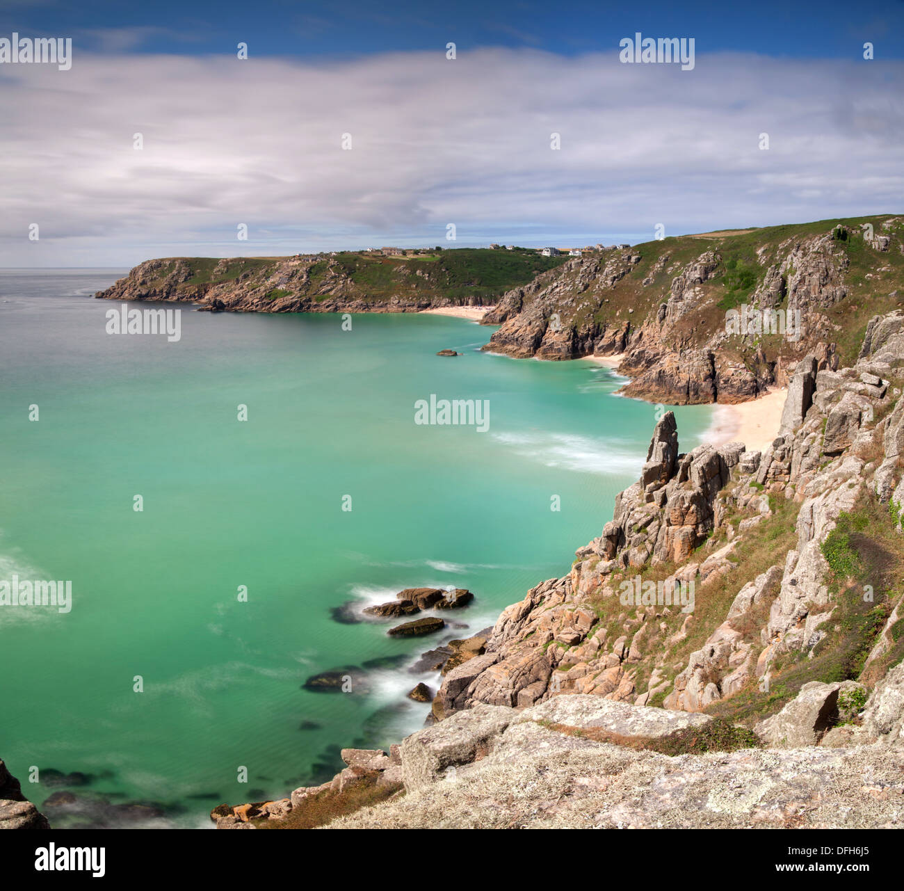 Scogliere che si affacciano Porthcurno bay per il teatro Minack Cornwall, Regno Unito Foto Stock