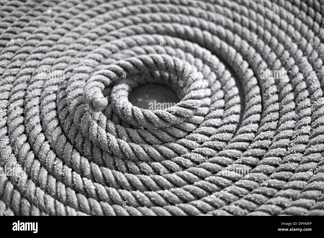 Corda avvolto a spirale sulla prua della barca St Mary's isole Scilly, Cornwall. Foto Stock