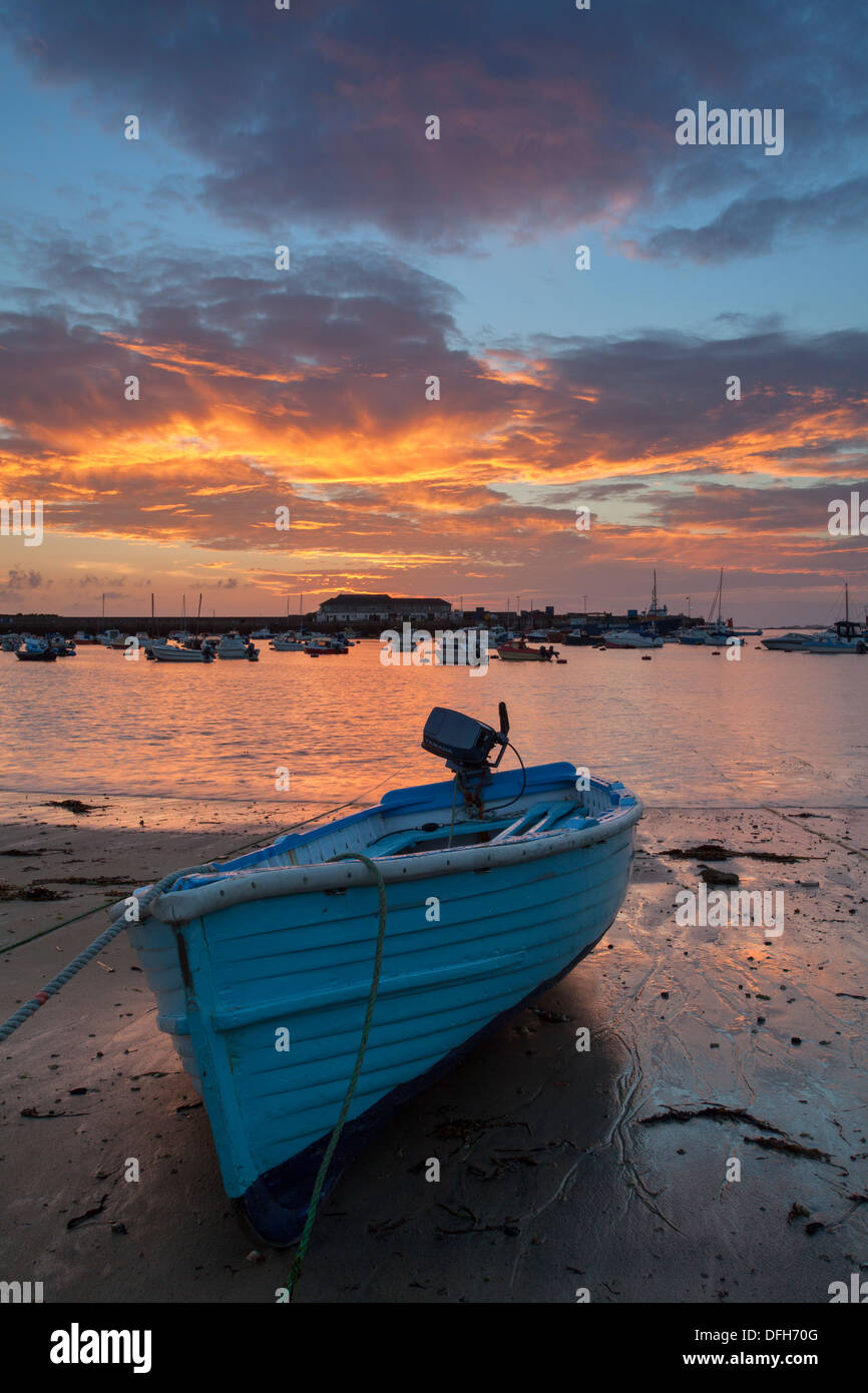 Il tramonto sopra la barca blu, spiaggia cittadina, Hugh Town, St Mary Isole Scilly, Cornwall Foto Stock