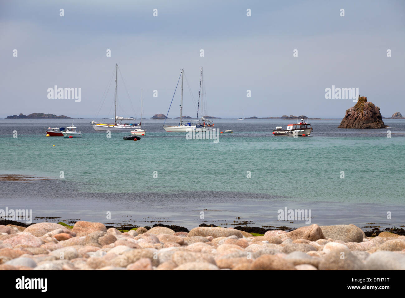 St Agnes, barra di separazione St Agnes e isola di Gugh, barche nel porto di Port Conger, Isole Scilly Foto Stock
