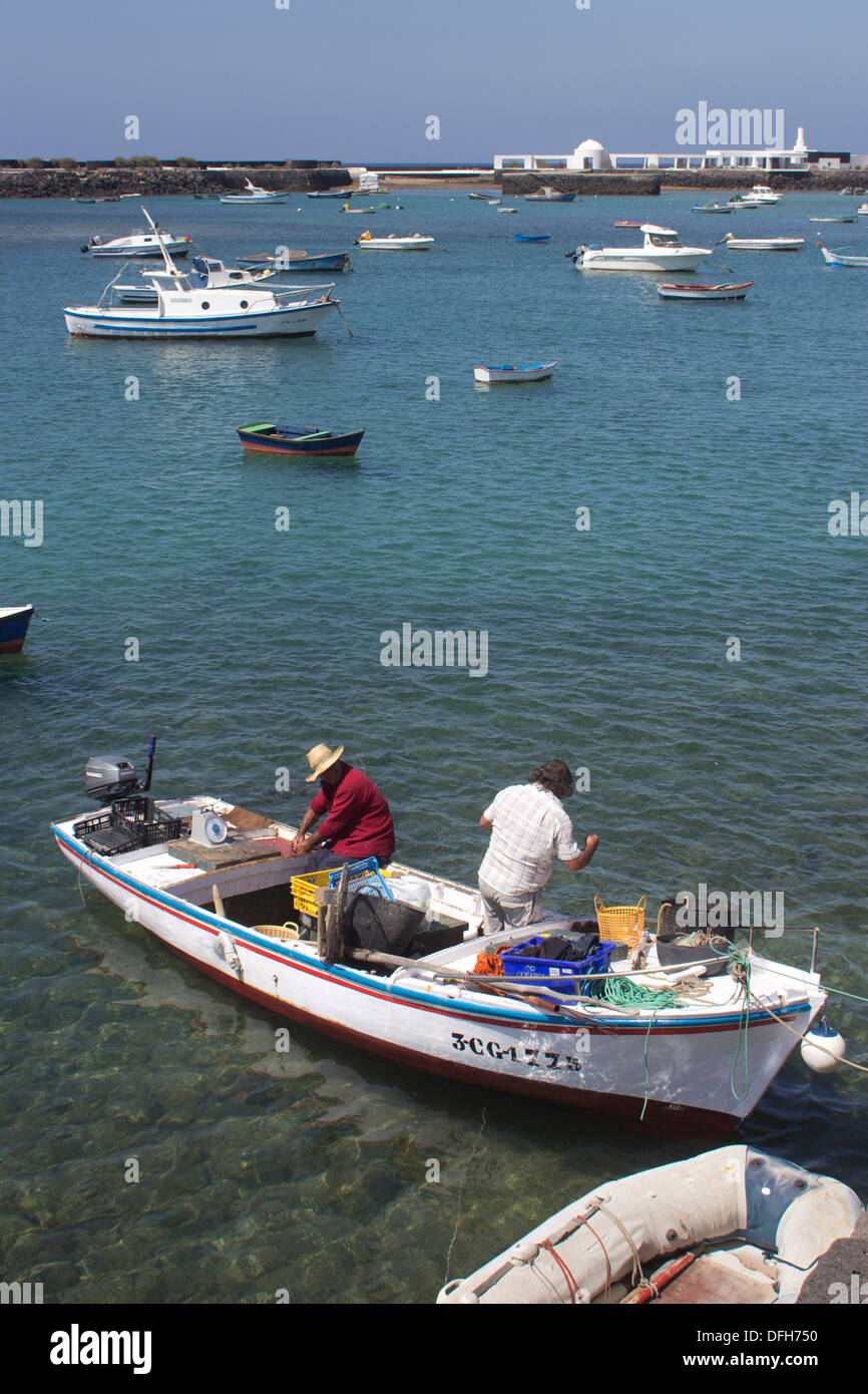 Barca da pesca e pescatori nel porto di Arrecife Foto Stock