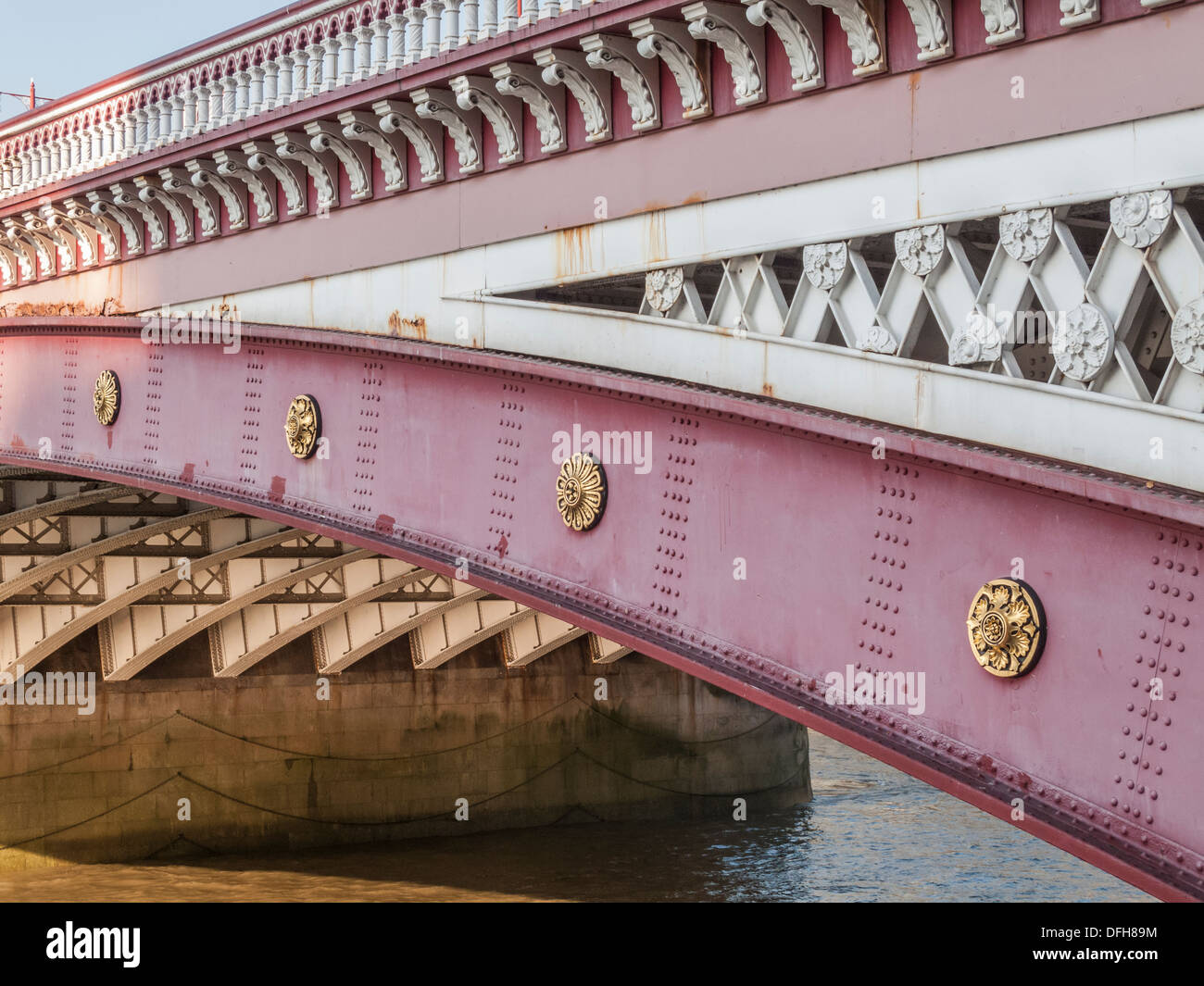 Dettaglio di Blackfriars Bridge attraverso il fiume Tamigi, nella città di Londra, Regno Unito Foto Stock