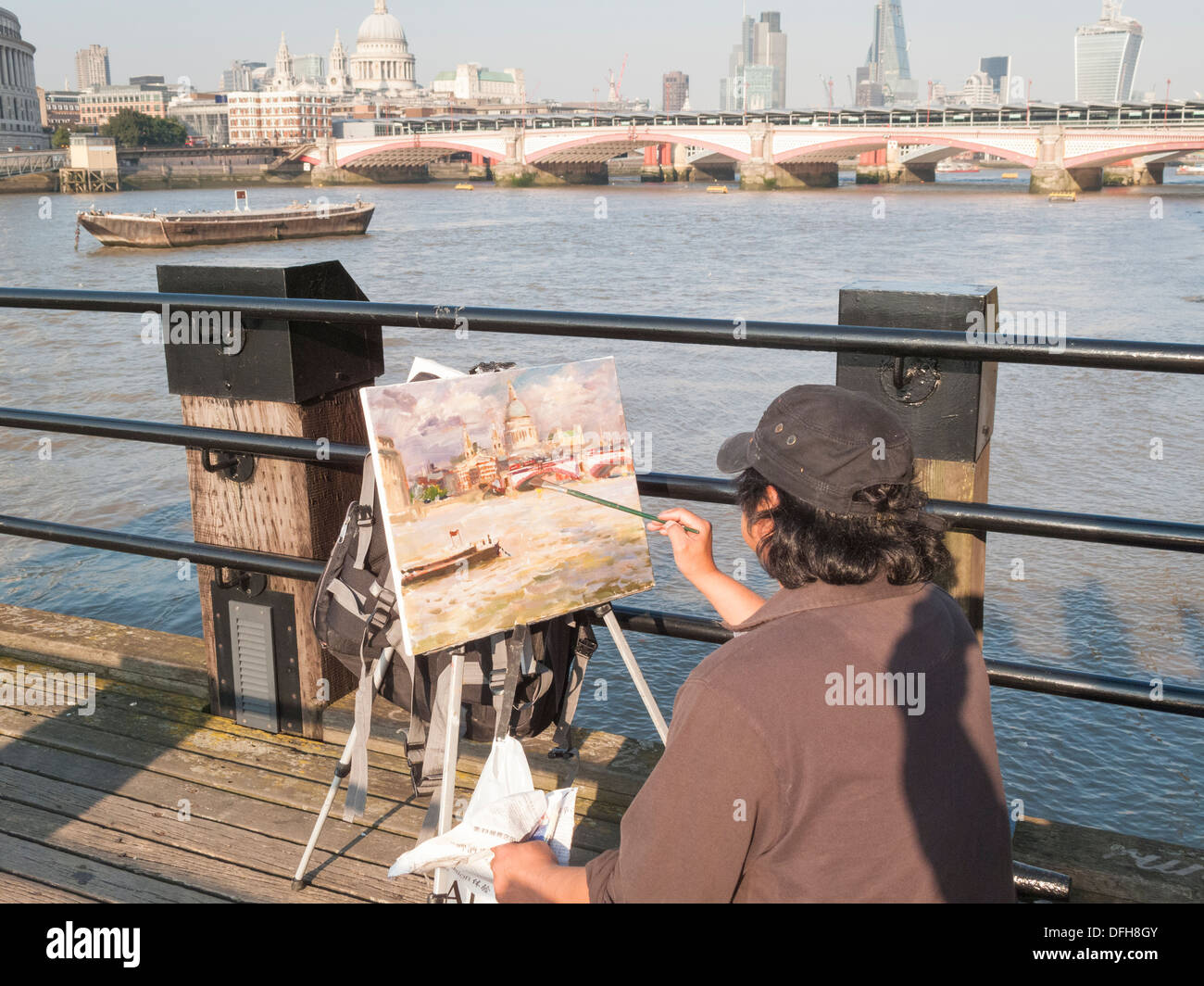 Artista sulla banca del sud dipingere un quadro della Cattedrale di St Paul, Londra, Regno Unito Foto Stock