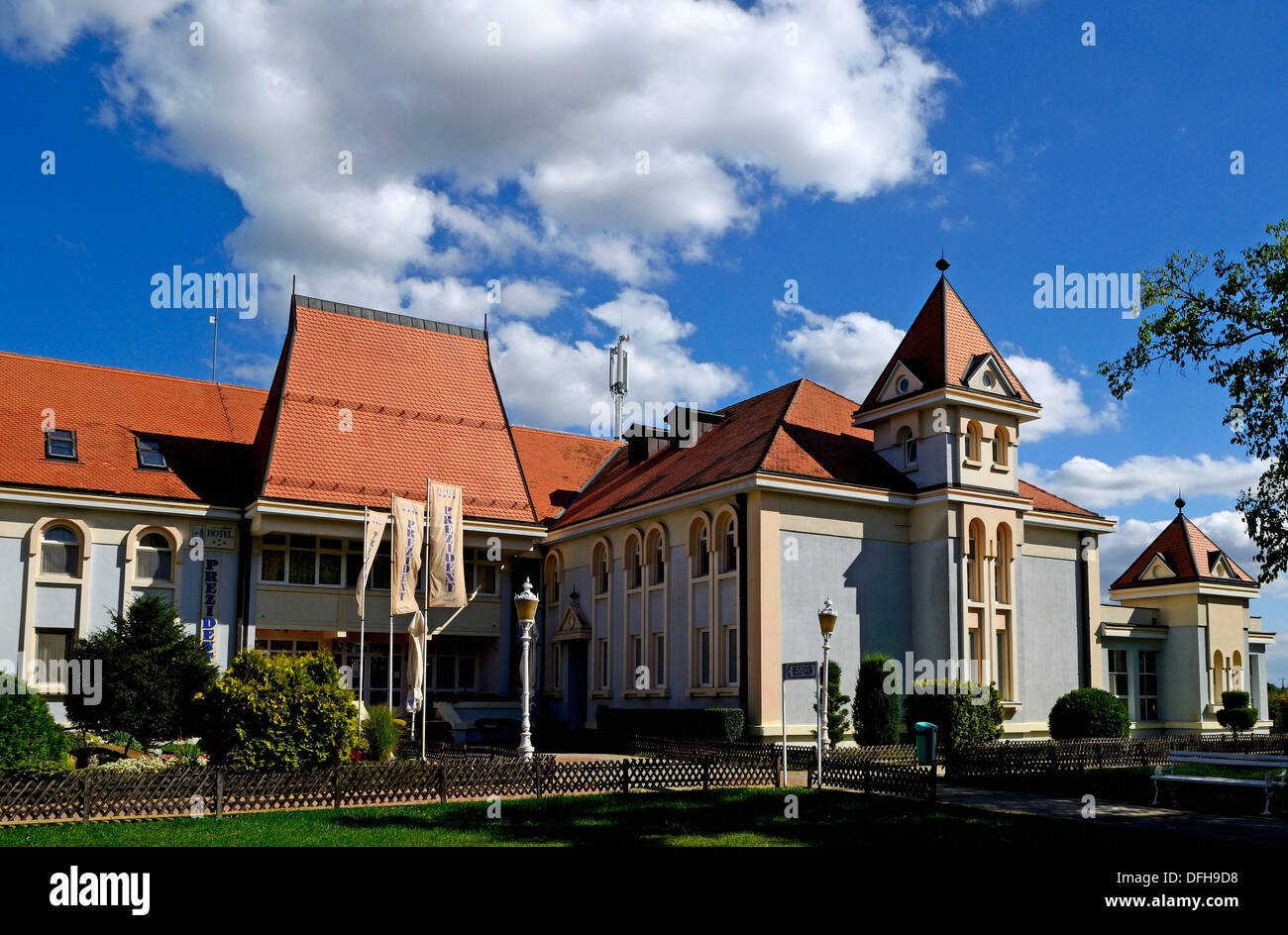 Hotel jezero immagini e fotografie stock ad alta risoluzione - Alamy