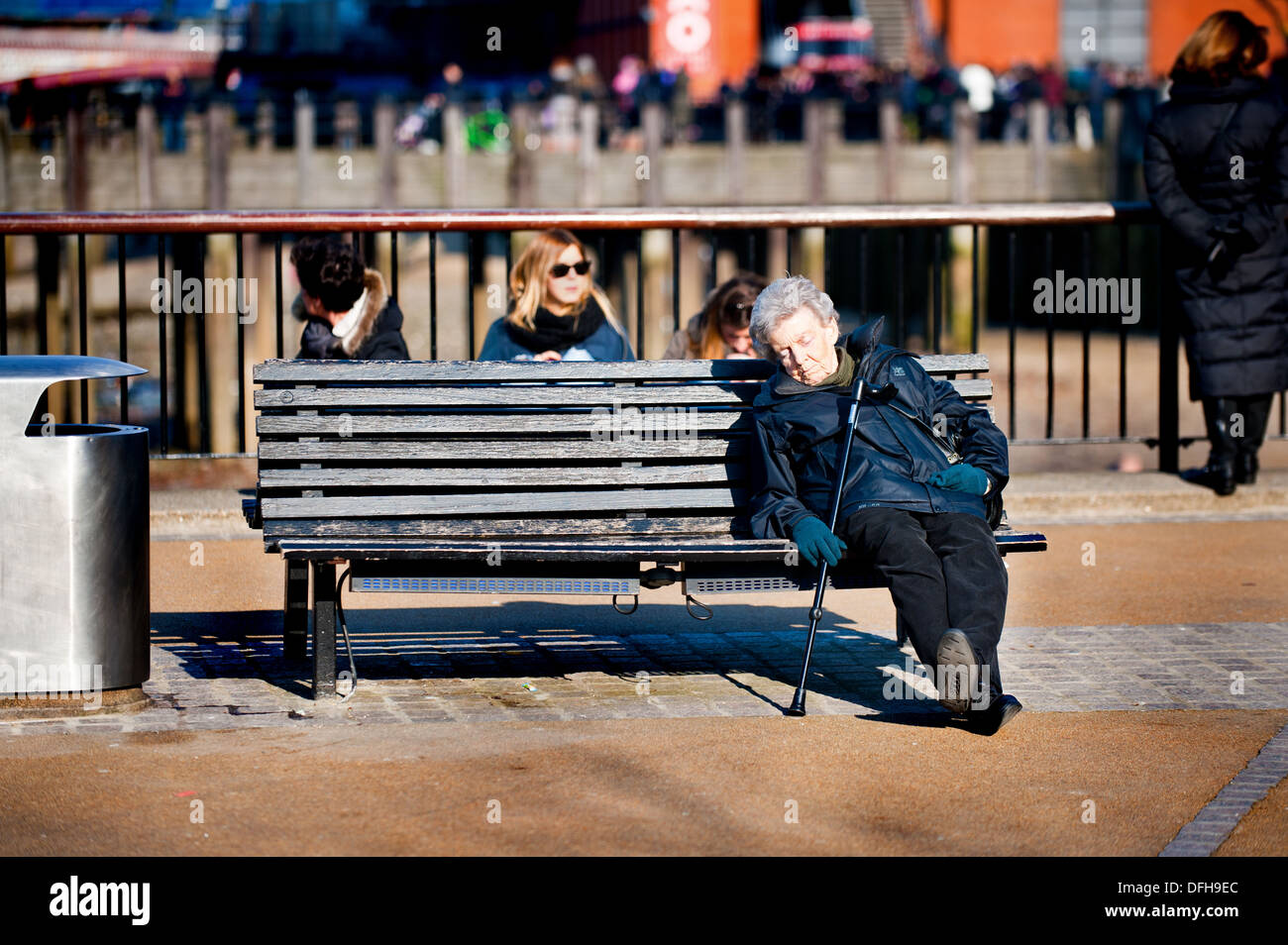 Signora anziana che dorme nella sun Foto Stock