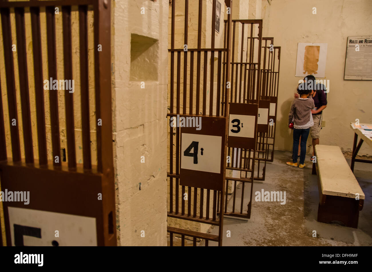 Aprire lo sportello tour di una vecchia prigione di cella in London Ontario. Foto Stock