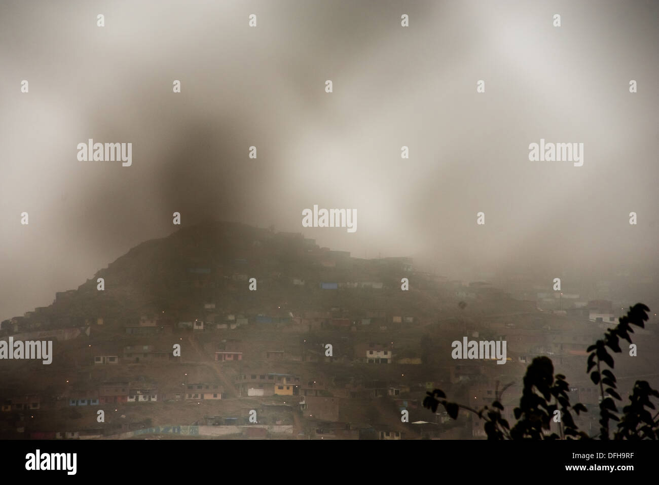 L'orizzonte urbano, con una bidonville costruita sulla collina, visto dal boxeo vmt boxing club in una palestra a cielo aperto in Lima, Perù. Foto Stock