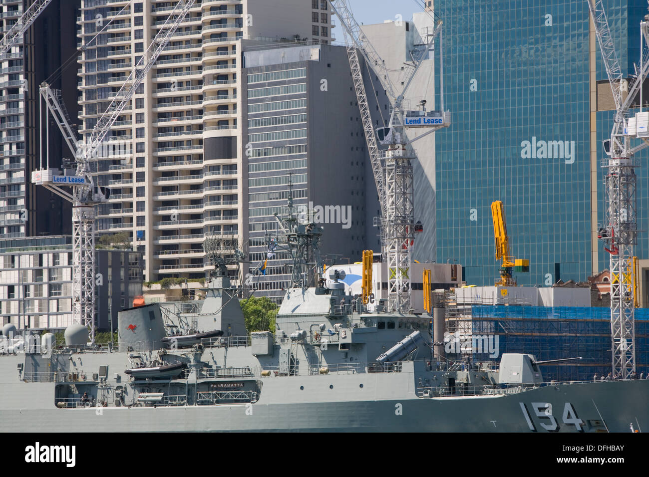 Darling Harbour di Sydney con il molo di Barangaroo le attività di costruzione e la marina australiana NAVE BARCA Foto Stock