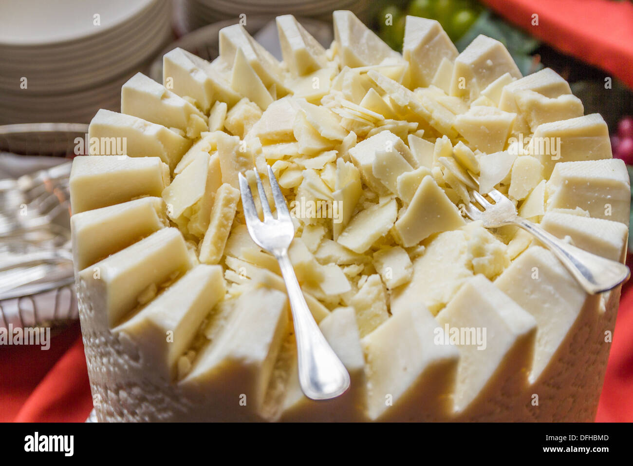 Pre-cut italiano di latte di pecora Formaggio Pecorino Foto Stock