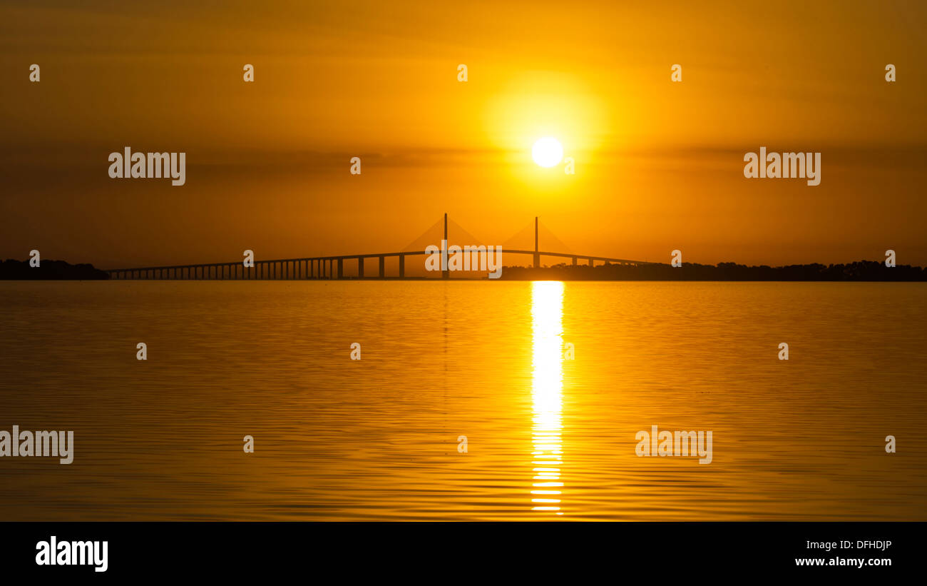 Sunrise su Skyway Bridge - St Petersburg, in Florida. Foto Stock
